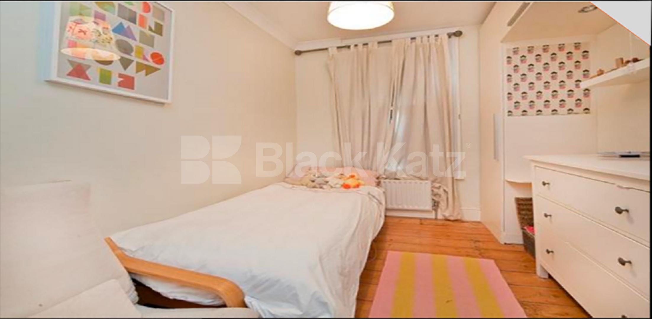 			LARGE 3 / 4 BED ON A TREE LINED STREET!, 4 Bedroom, 1 bath, 1 reception Flat			 Gaisford Street, KENTISH TOWN